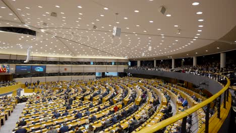 Audiencia-Sentada-En-La-Tribuna-Del-Parlamento-Europeo-Durante-La-Sesión-Plenaria-En-Bruselas,-Bélgica---Toma-Panorámica