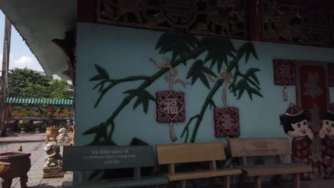 Obras-De-Arte-Decorativas-Y-Religiosas-En-La-Pagoda-De-Phu-Chau-O-Templo-Flotante,-Un-Antiguo-Lugar-De-Culto-Budista-De-Estilo-Chino-En-Medio-Del-Río-Phuam-Thuat-En-Go-Vap,-Ciudad-De-Ho-Chi-Minh,-Vietnam