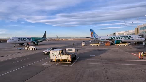Das-Erste-Airbus-A321neo-Flugzeug-Von-Frontier-Airlines,-N603fr,-Und-Andere-Frontier-Flugzeuge-Am-Denver-International-Airport