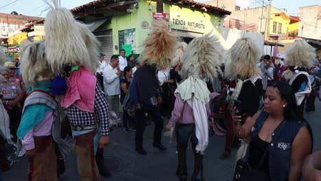 Indígenas-Disfrazados-Bailando-En-La-Calle-De-Tuxpan-Durante-El-Xxiv-Encuentro-De-Celebración-De-Danzas-Ancestrales-En-Jalisco,-México