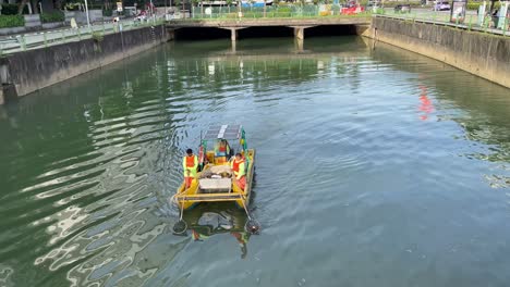 Arbeiter-Des-Stadtrats-Von-Singapur-Räumen-Müll-Und-Schwimmende-Gegenstände-Im-Fluss-Auf