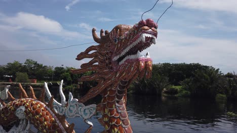 Escultura-De-Dragón-En-La-Pagoda-Phu-Chau-O-Templo-Flotante,-Un-Antiguo-Lugar-De-Culto-Budista-De-Estilo-Chino-En-Medio-Del-Río-Phuam-Thuat-En-El-Distrito-Go-Vap-De-La-Ciudad-De-Ho-Chi-Minh,-Vietnam