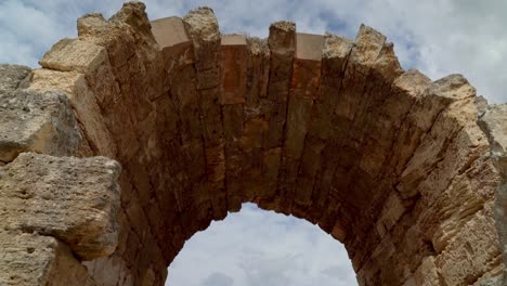 Arco-De-La-Tienda-En-Ruinas-De-Agora-En-La-Ciudad-De-La-Antigua-Corinto