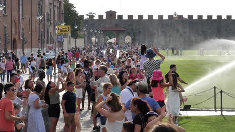 Viele-Touristen-Posieren-Vor-Dem-Schiefen-Turm-Von-Pisa,-Sommertag