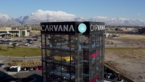 Gebrauchtwagenhändler-Und-Autohaus-Carvana-Building-In-Lehi,-Utah---Antenne