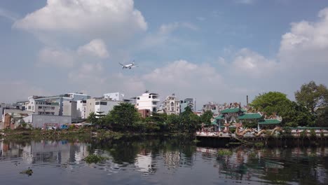 Flugzeug,-Das-Tief-über-Der-Phu-Chau-pagode-Oder-Dem-Schwimmenden-Tempel-Fliegt