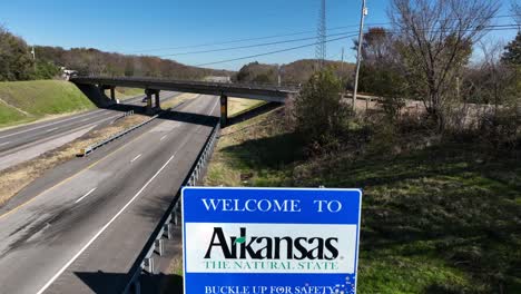 Signo-De-La-Frontera-Del-Estado-De-Arkansas,-Hogar-Del-Presidente-De-Estados-Unidos-Bill-Clinton