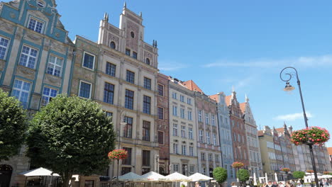 Fassade-Bemerkenswerter-Gebäude-Entlang-Der-Straße-Des-Langen-Marktes-In-Der-Danziger-Altstadt-In-Polen