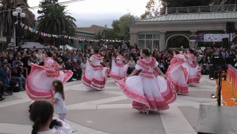 Gruppe-Von-Folklorico-Tänzern,-Die-Beim-Dia-De-Los-Muertos-Festival-In-Redwood-City-Auftreten,-Ca