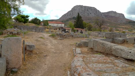 Camino-En-Ruinas-De-Tiendas-Centrales-En-La-Antigua-Corinto