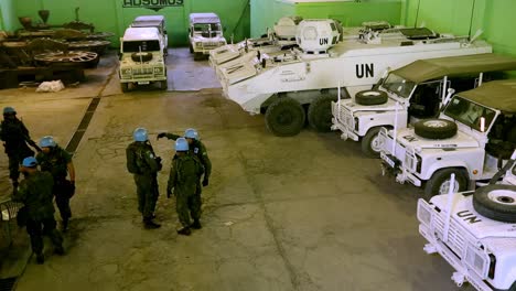 Base-De-Vehículos-Blindados-De-Las-Naciones-Unidas-Con-Unidades-De-Transporte-Y-Tropas