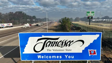 Willkommen-In-Tennessee-Schild-Entlang-Der-Autobahn