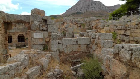 Peirene-Brunnen-Im-Antiken-Korinth-Mit-Acrocorinth-Berg-Im-Hintergrund