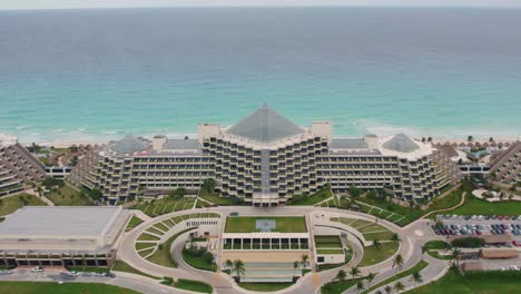Aerial-shot-of-Paradisus-Cancun-Resort-on-the-edge-of-a-beautiful-beach,-Mexico