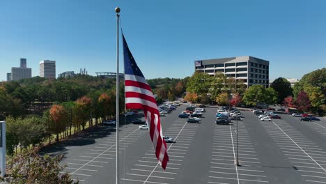 Amerikanische-Flagge-Am-Hauptsitz-Des-Wetterkanalbüros-In-Atlanta,-Georgia