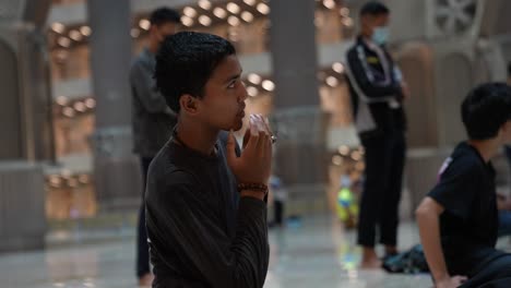 Muslimischer-Erwachsener-Mann,-Der-In-Der-Indonesischen-Istiqlal-Moschee-Betet
