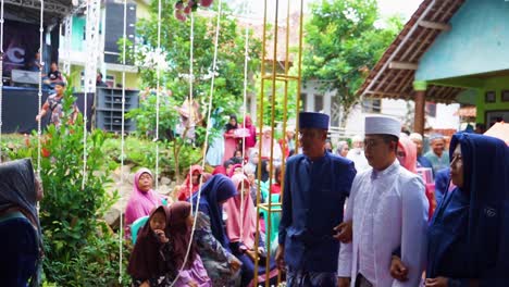 Begrüssung-Des-Bräutigams-Mit-Der-Säger-Tradition-Bei-Einer-Traditionellen-Sundanesischen-Hochzeit-In-Indonesien
