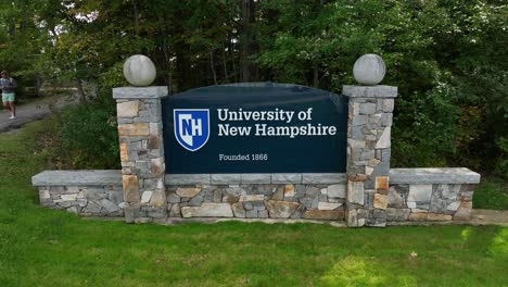 University-of-New-Hampshire,-UNH-sign-at-entrance-to-college-campus-in-Durham-NH