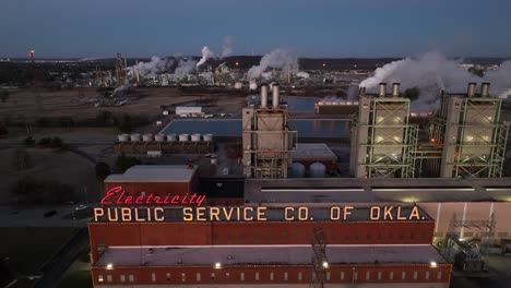 Hf-Sinclair-ölraffinerie-Mit-Altem-Stromversorgungsunternehmen-Von-Oklahoma-Zeichen-In-Tulsa