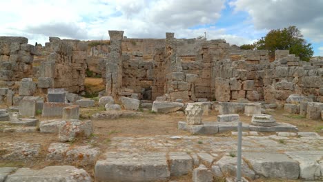 Ruinen-In-Der-Nähe-Der-Lechaion-Road-In-Der-Stadt-Des-Antiken-Korinth
