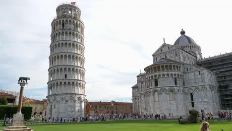 Piazza-del-Duomo-in-Pisa-with-Leaning-Tower-and-Cathedral,-Popular-Tourist-Attraction-in-Italy