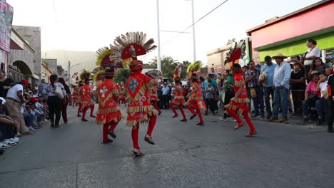 Mexikanische-Tänzer-Ziehen-In-Traditionellen-Kostümen-Auf-Der-Straße-Umher