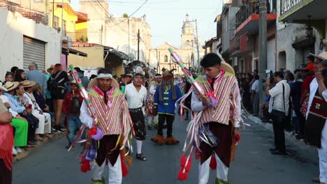 Bailarines-Folclóricos-Disfrazados-Bailando-En-La-Calle-De-Tuxpan