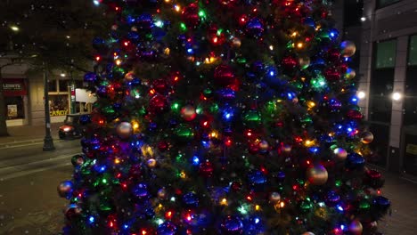 árbol-De-Navidad-En-El-Centro-De-La-Ciudad-En-Estados-Unidos