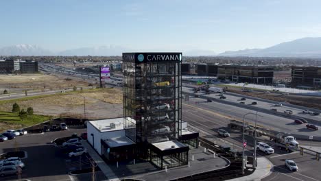 Carvana-Autohaus-Einzelhändler-Gebäude-In-Silicon-Slopes,-Lehi,-Utah---Luftumlaufbahn