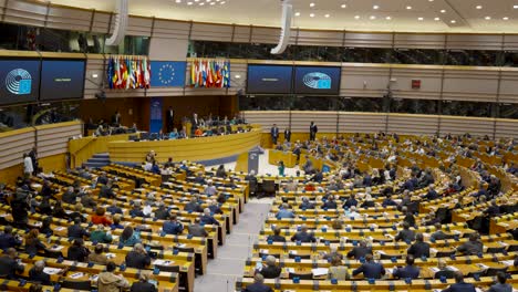 Der-Halbkreis-Während-Einer-Plenarsitzung-Im-Europäischen-Parlament-In-Brüssel,-Belgien---Nach-Oben-Gekippter-Schuss