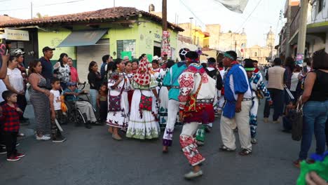 Tänzerinnen-Und-Tänzer-Auf-Der-Straße-In-Ethnischen-Kostümen-Beim-Xxiv.-Treffen-Der-Ahnentänze-In-Tuxpan,-Jalisco,-Mexiko
