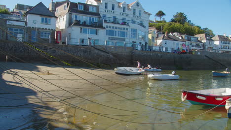 Angedockte-Boote-Im-Fischerdorf-St.-Mawes-An-Einem-Sonnigen-Tag-In-Der-Nähe-Des-Hafens-Von-Falmouth-In-Cornwall,-Großbritannien