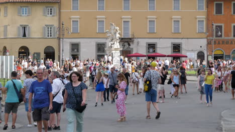 Gente-Caminando-En-La-Piazza-Del-Duomo-Con-La-Escultura-Fontana-Dei-Putti-En-Pisa,-Toscana,-Italia