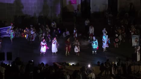 Grupo-De-Bailarines-Tradicionales-Entrando-Al-Escenario-Al-Comienzo-De-Un-Espectáculo-De-Danza-En-La-Noche-En-Tuxpan,-Jalisco,-México