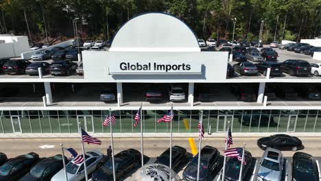 Banderas-Americanas-En-El-Concesionario-De-Automóviles-De-Importaciones-Globales
