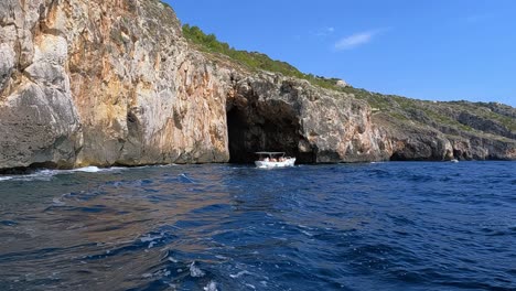 Touristen-An-Bord-Eines-Motorboots-Für-Eine-Tour-In-Punta-Meliso,-Wo-Sich-Ionisches-Und-Adriatisches-Meer-Treffen
