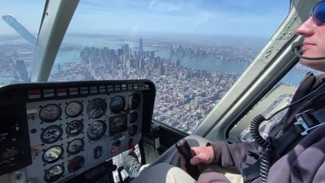 Innenansicht-Des-Cockpits-Einer-Helikoptertour-über-New-York-Mit-Pilot