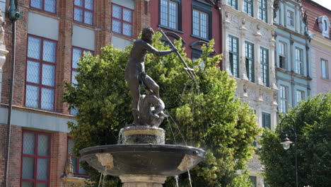 Neptune's-Fountain,-Fontanna-Neptuna-in-Gdańsk,-City-Building-Backdrop