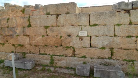 Bema-Von-Saint-Paul-In-Der-Stadt-Des-Antiken-Korinth-Mit-Acrocorinth-Berg-Im-Hintergrund