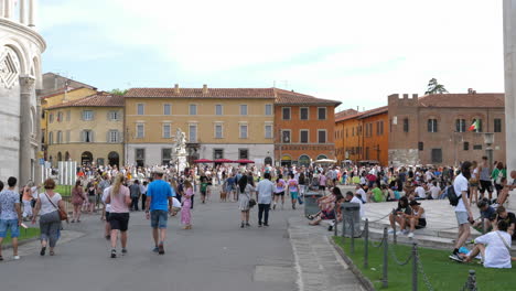 Tourist-Zu-Fuß-Auf-Der-Piazza-Del-Duomo-In-Der-Nähe-Des-Schiefen-Turms-Von-Pisa