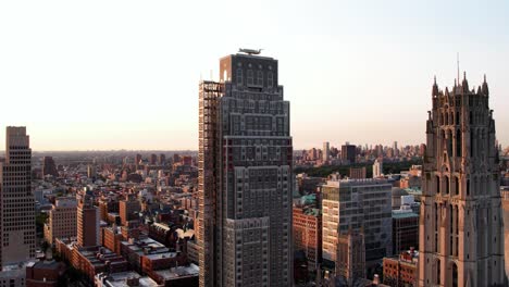 Luftaufnahme-Vor-Der-Claremont-Hall-Mit-Dem-Central-Park-Im-Hintergrund,-Sonnenuntergang-In-Manhattan,-New-York---Aufsteigend,-Drohnenaufnahme
