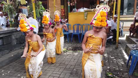 Bali-Temple,-People,-Balinese-Hinduism,-Children-Dance-Traditional-Ceremony,-Art-and-Culture,-UNESCO-Heritage,-Rejang-Dewa-Choreography