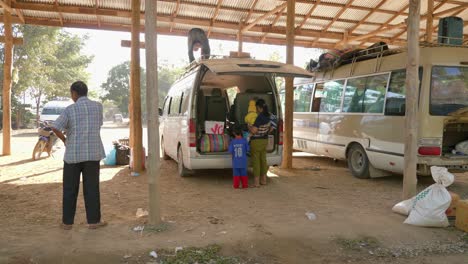 Asiatische-Familie,-Die-Ihr-Gepäck-Für-Eine-Reise-In-Einen-Minivan-Packt