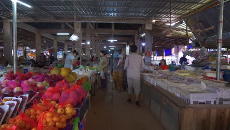 Static-shot-of-People-buying-food-in-an-Asian-covered-market