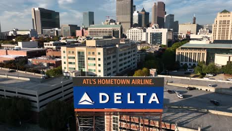 Plakatschild-Und-Logo-Der-Fluggesellschaft-Delta