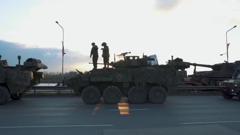 18-De-Noviembre-De-2022-Riga,-Letonia:-Tanques-Y-Soldados-De-La-Otan-En-El-Desfile-Militar-En-Riga,-Letonia