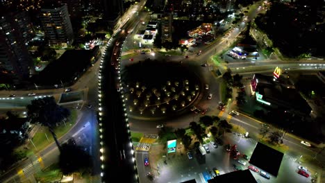 Avenida-Nocturna-Rotonda,-Autos-Tráfico-Carretera-Aérea-Santiago,-Chile-Luces-De-La-Ciudad-Región-Metropolitana,-Movimiento-En-La-Capital-Latina,-Disparo-De-Drones