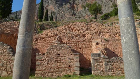Restos-De-La-Antigua-ágora-En-El-Sitio-Arqueológico-De-Delfos