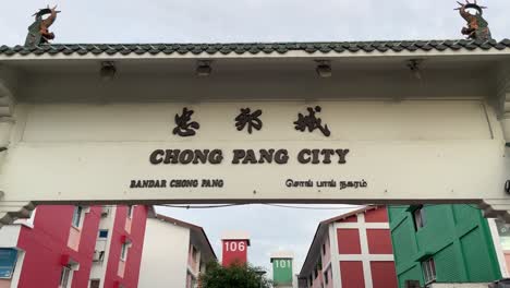 Aufklappbarer-Blick-Auf-Das-Tor-Im-Stadtviertel-Chong-Pang-In-Yishun,-Singapur