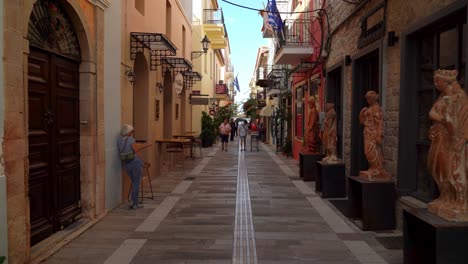 Turistas-Caminando-En-El-Casco-Antiguo-De-Nafplio-En-Grecia